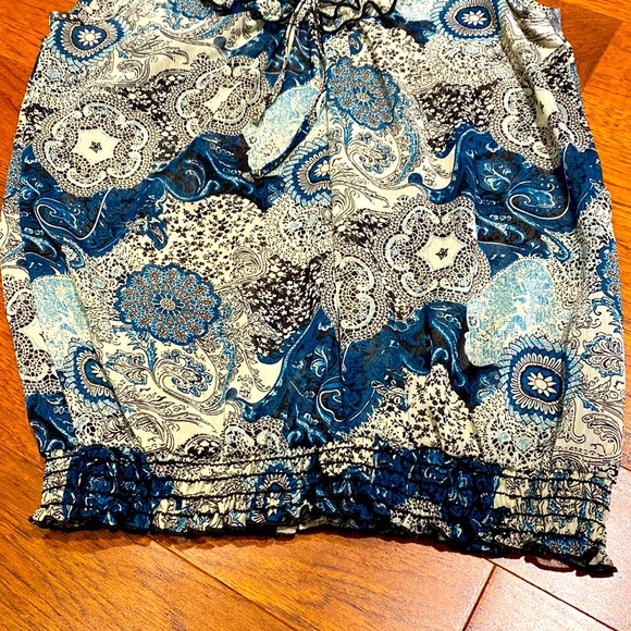 Sleeveless summer top with ruffled neckline - Picture 4 of 7